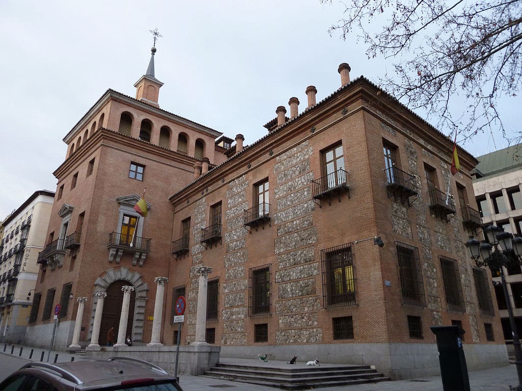 Organizamos paseos por la historia de Madrid. Paseamos por sus monumentos para que los adolescentes de educación secundaria y bachillerato, disfruten y conozcan otro punto de vista de la ciudad. MirArte es una empresa de servicios culturales y gestión cultural situada en Madrid.