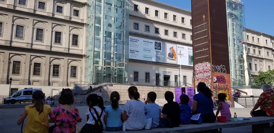 Con MirArte, dejamos volar la imaginación de los niños en los museos. Hacemos visitas escolares organizadas y divertidas para infantil, primaria, secundaria y bachillerato.