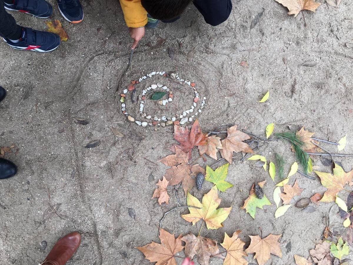 Land Art. Arte y Naturaleza, eso es lo que propone la empresa MirArte para los niños de infantil. Lo organizamos y realizamos con educación infantil. Estamos en Madrid.