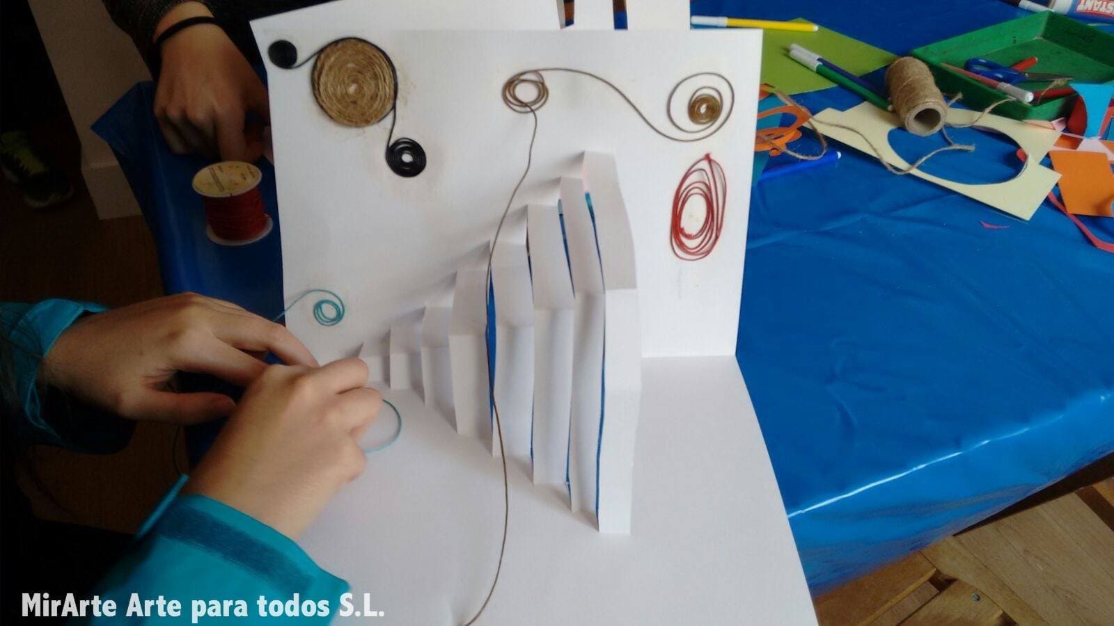 MirArte se acerca a las aulas para hacer talleres creativos a los más pequeños de educación infantil.