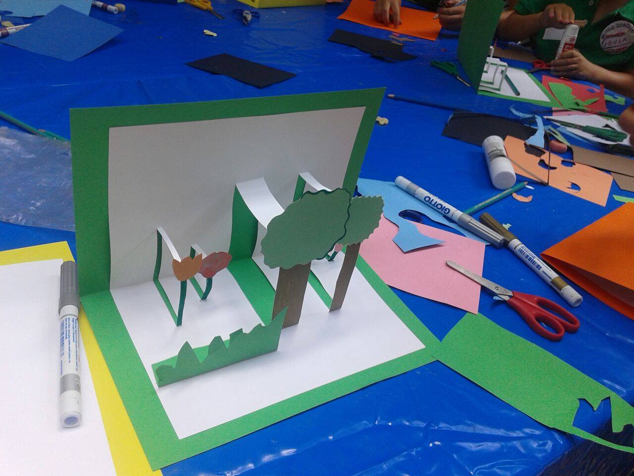 En nuestra empresa, MirArte, organizamos y creamos talleres de arte 3D y pop up, en el aula para educación infantil. Estamos en Madrid.