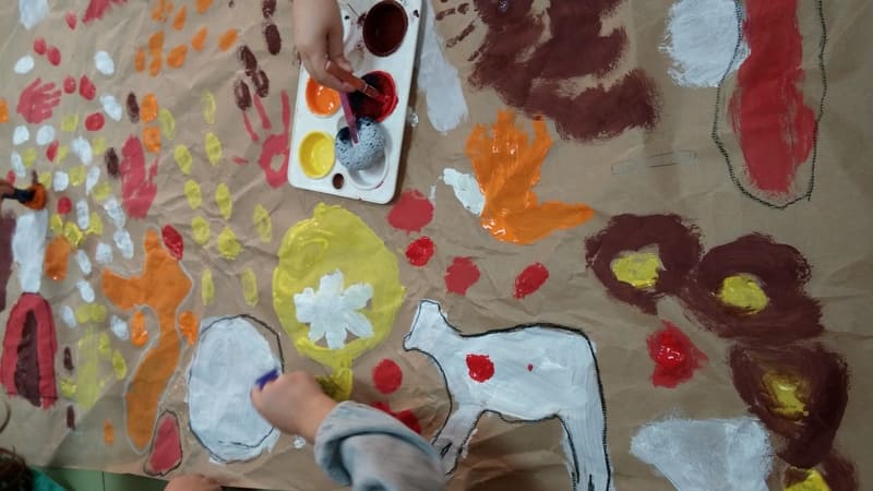 En nuestra empresa, MirArte, organizamos y creamos talleres de arte Pinturas rupestres, en el aula para educación primaria. Estamos en Madrid.